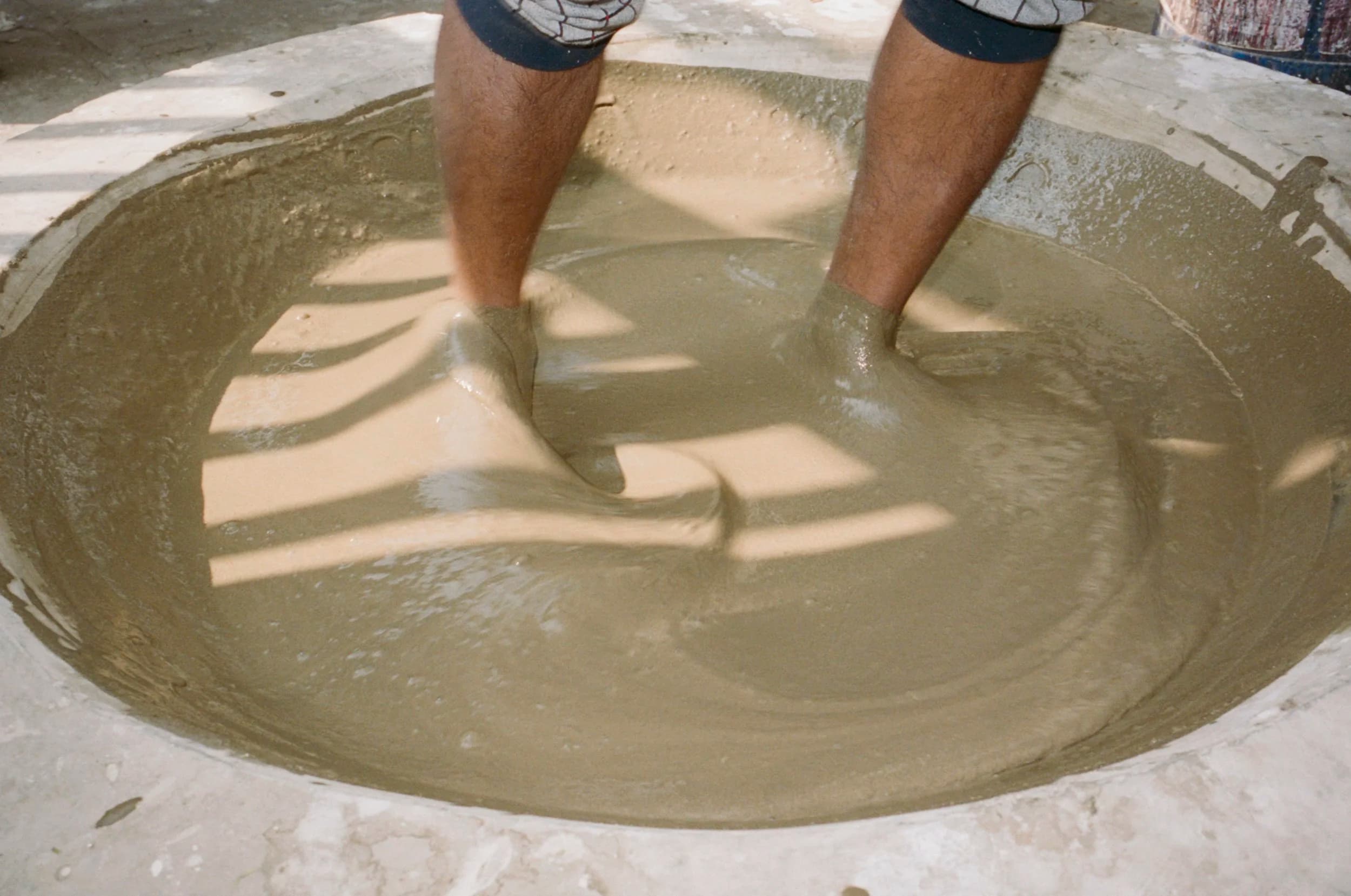 Mixing mud resist by hand